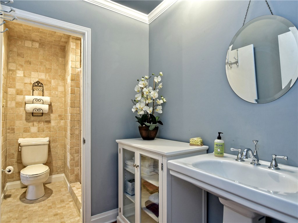120 World Of Tennis Square, Unit 118C Lakeway, TX 78738 - Photo 16 of 29 a bathroom with a toilet sink and mirror