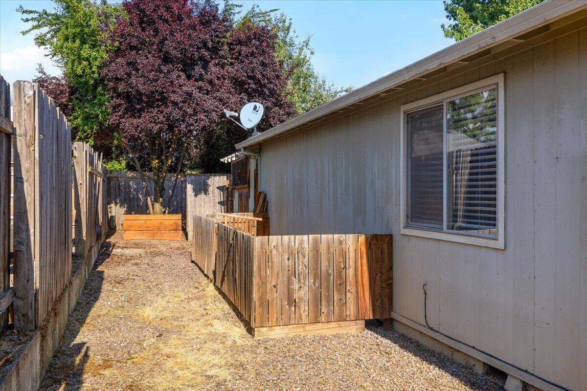 1111 Looking Glass Way Central Point, OR 97502 - Photo 29 of 30 30-CI_8565