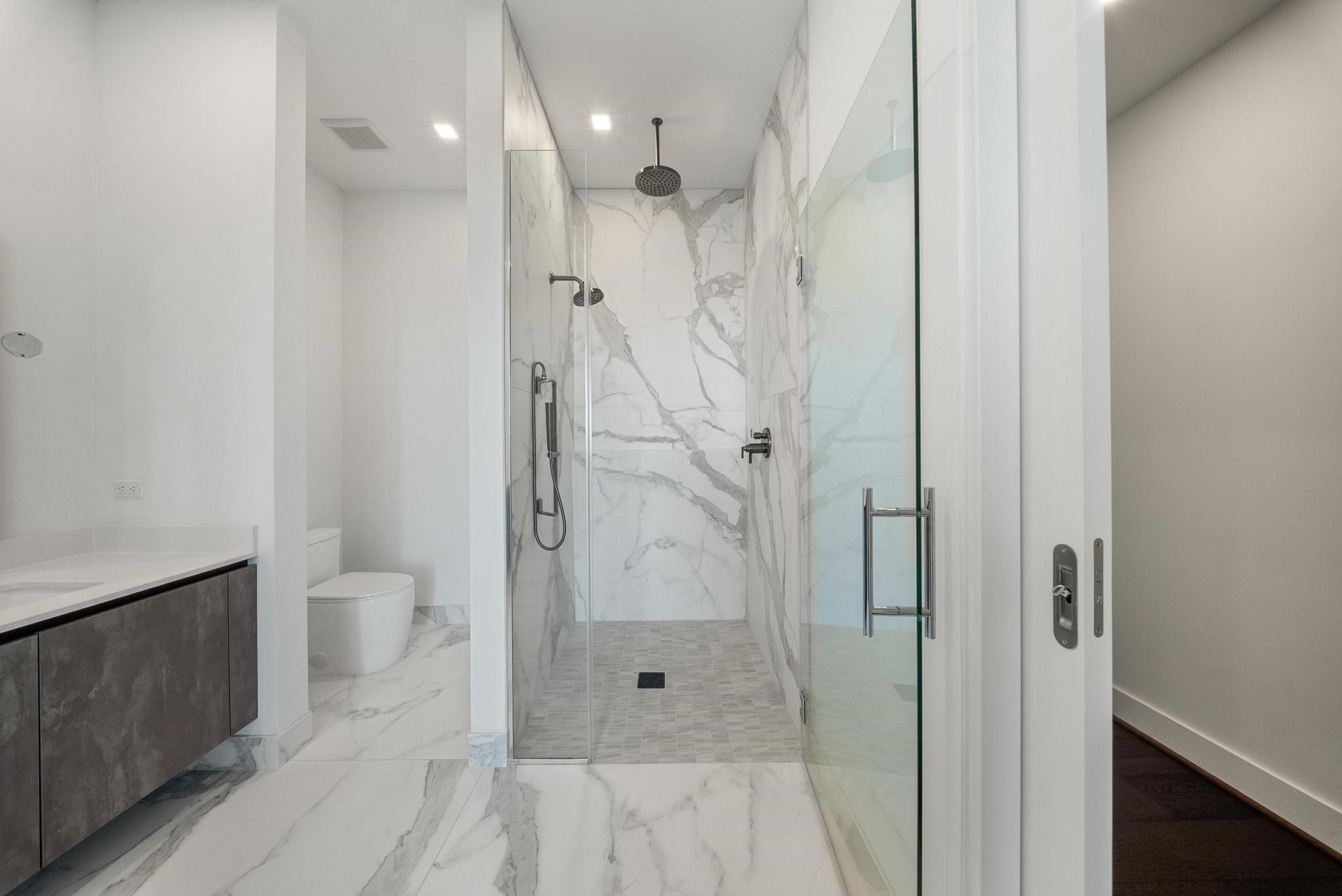 1711 Allen Parkway, Unit 1802 Houston, TX 77019 - Photo 13 of 28 a bathroom with a shower and a toilet