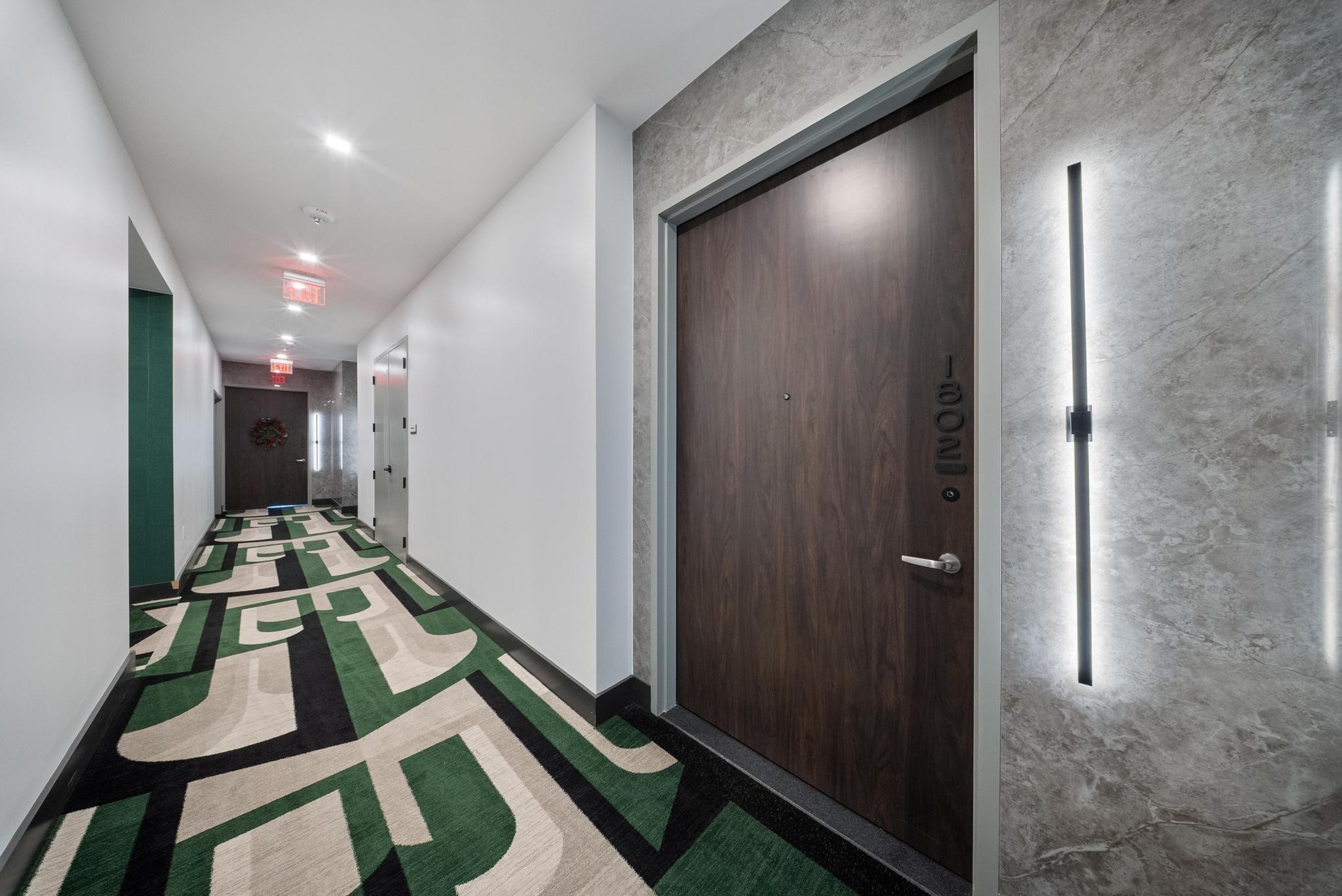 1711 Allen Parkway, Unit 1802 Houston, TX 77019 - Photo 2 of 28 a view of a hallway