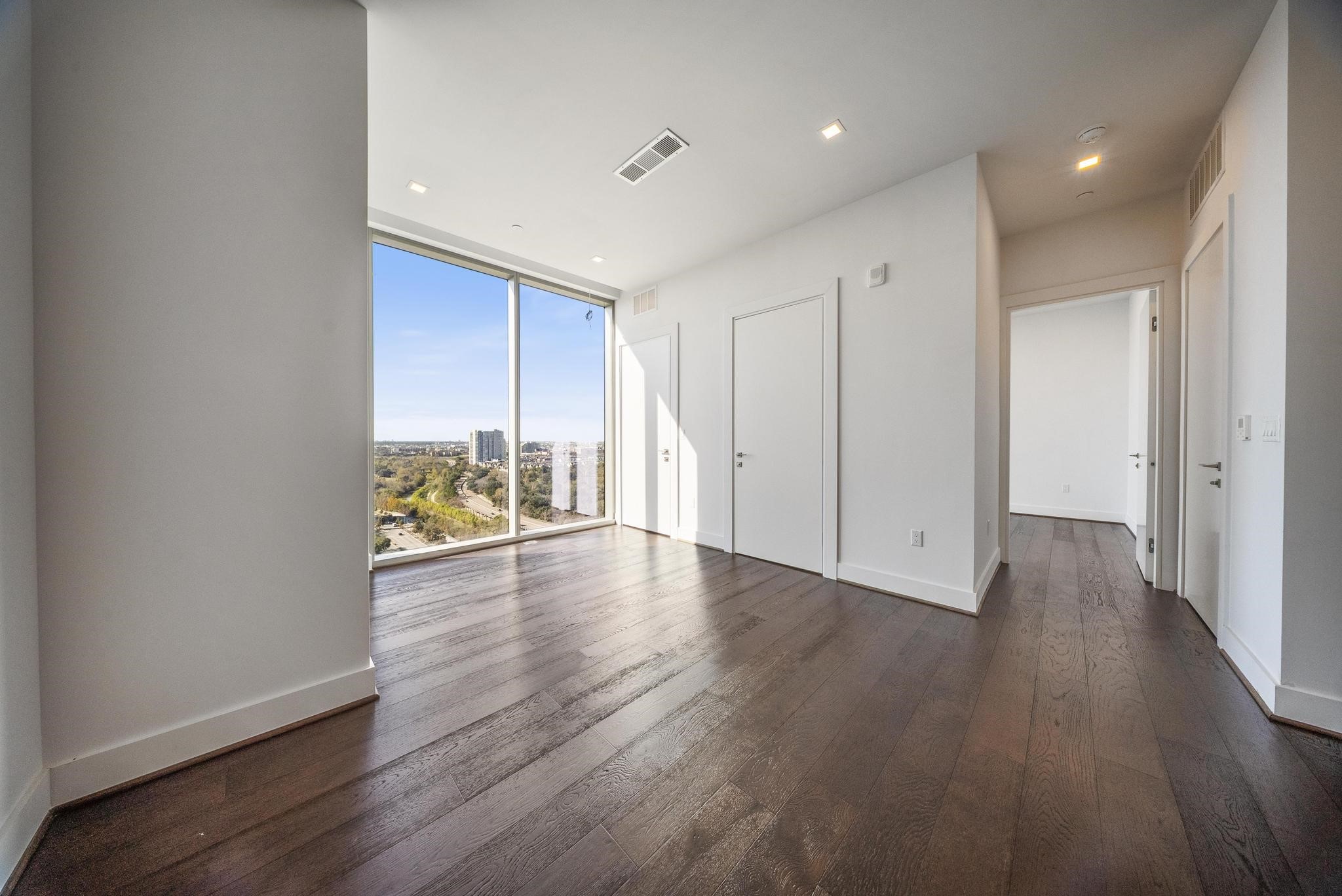 1711 Allen Parkway, Unit 1802 Houston, TX 77019 - Photo 6 of 28 a view of a livingroom with wooden floor