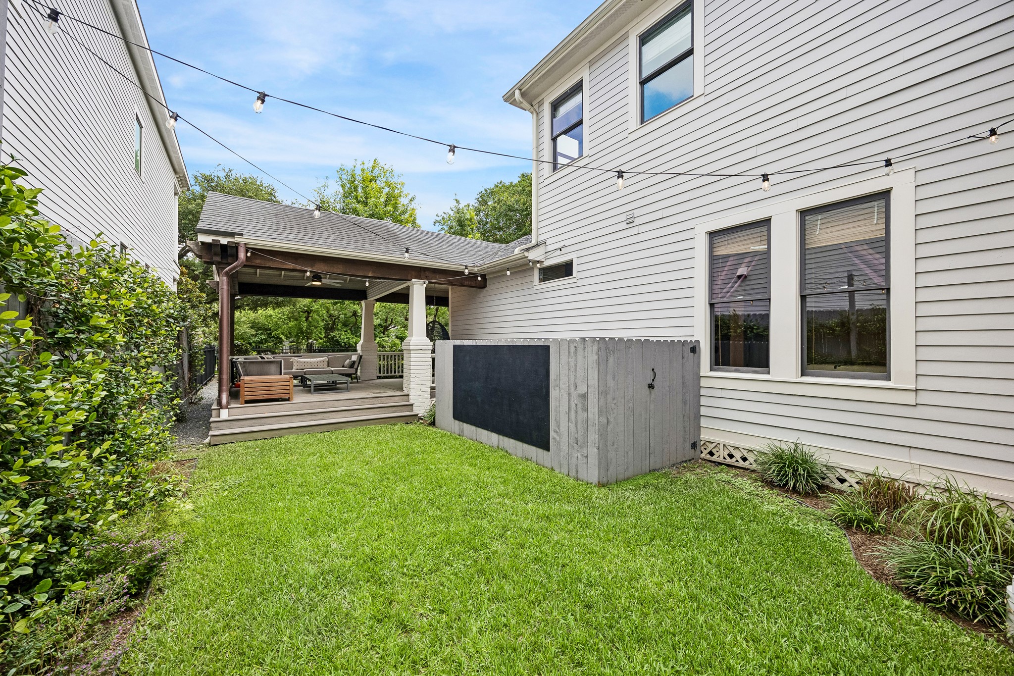 335 West 23rd Street Houston, TX 77008 - Photo 33 of 40 a view of a backyard with plants and a garden