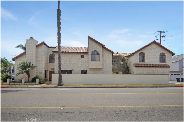 $1,799,900 | 627 19th Street, Huntington Beach, CA 92648