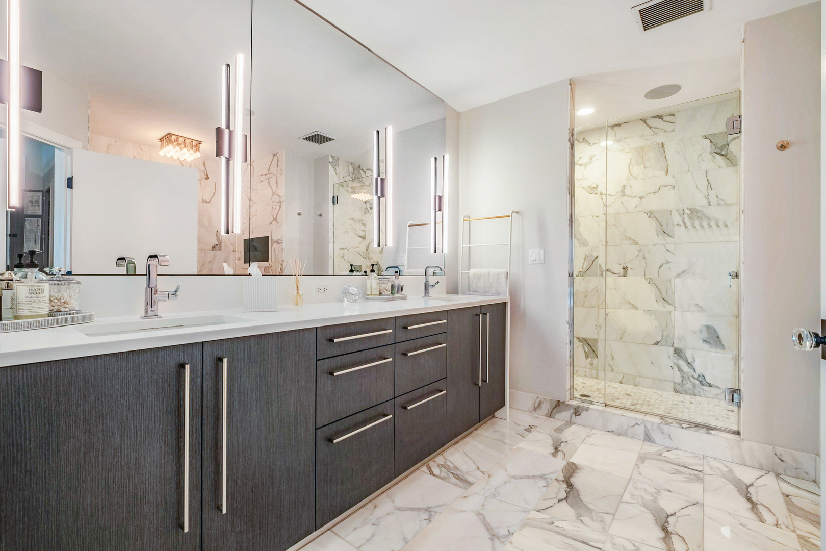 1201 South Prairie Avenue, Unit 601 Chicago, IL 60605 - Photo 19 of 52 a bathroom with a sink and a mirror