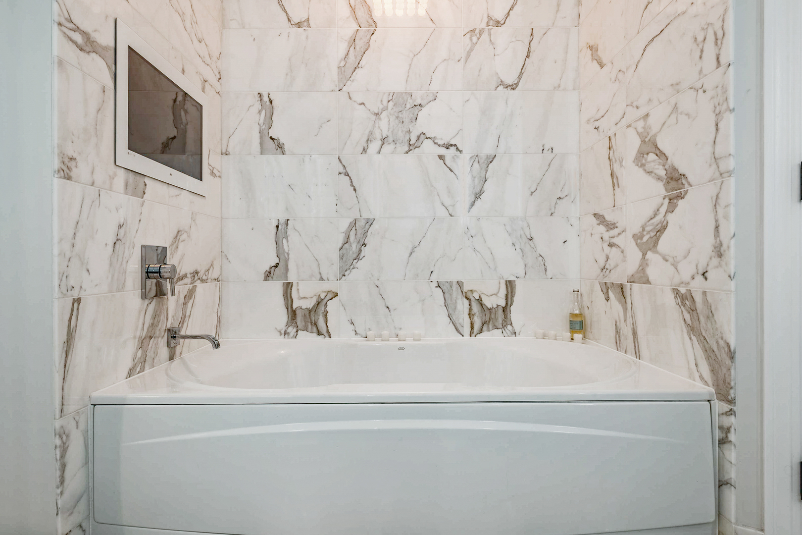 1201 South Prairie Avenue, Unit 601 Chicago, IL 60605 - Photo 21 of 52 a bathroom with a bathtub and shower