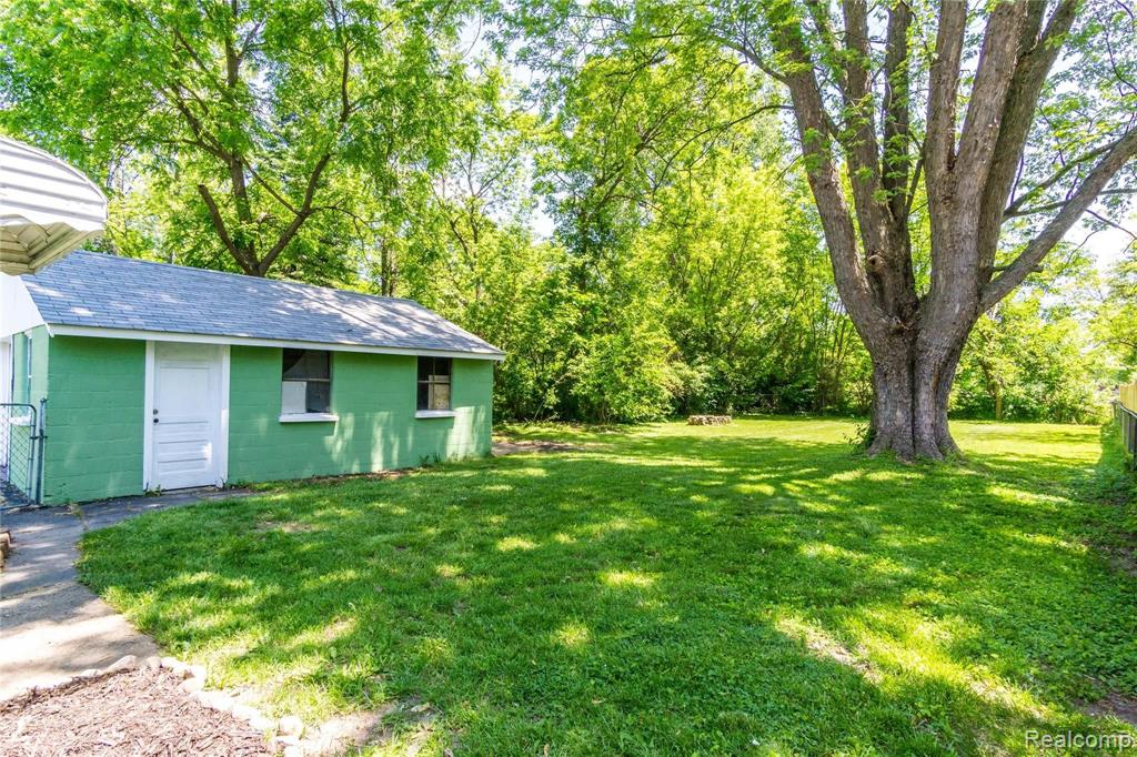 2106 Center Road Burton, MI 48509 - Photo 30 of 33
