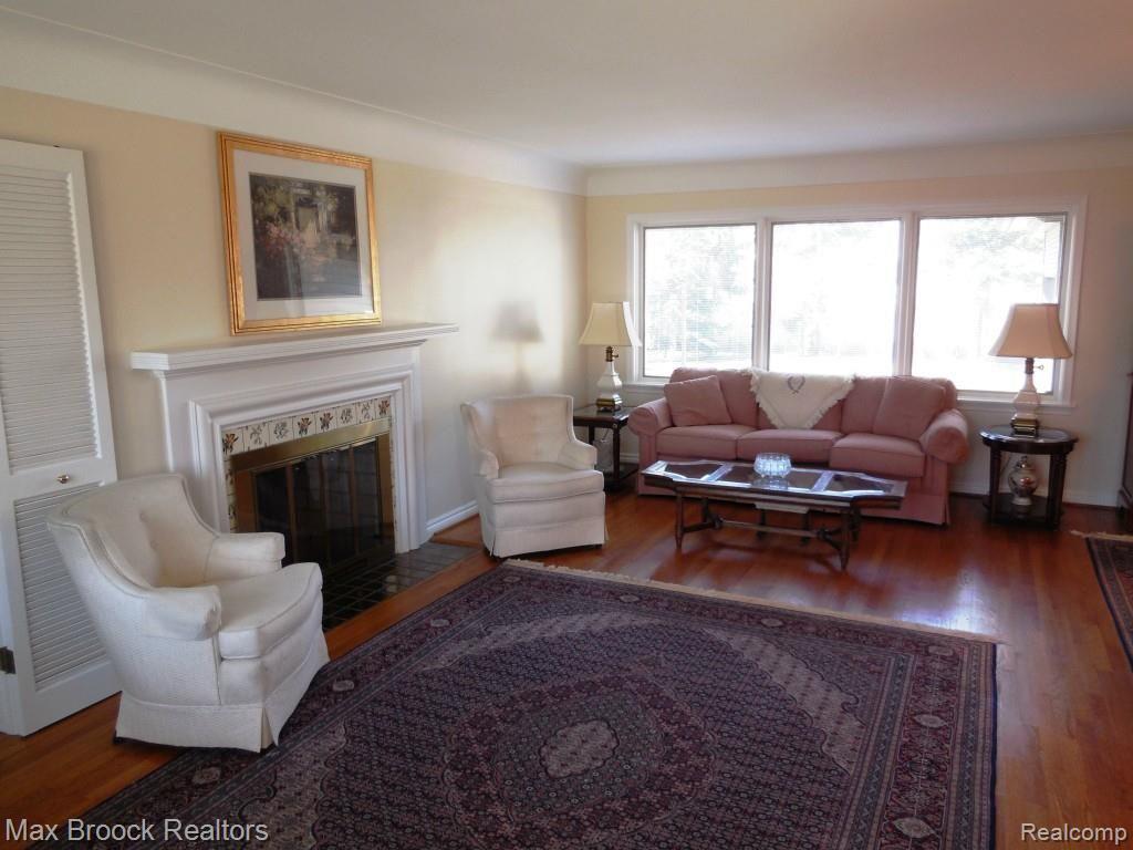 82 Maplefield Road Pleasant Ridge, MI 48069 - Photo 3 of 26 Light filled Living Room