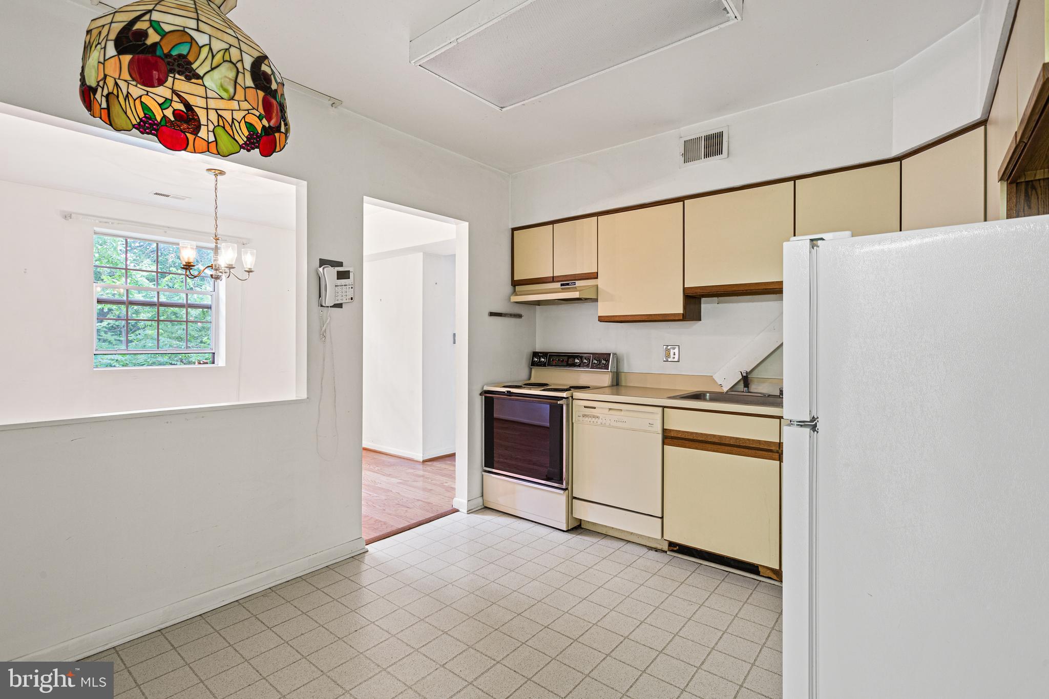 106 Castletown Road, Unit 202 Lutherville-Timonium, MD 21093 - Photo 2 of 13 kitchen