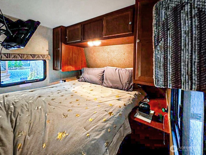 47 Wilderness Way Maple Falls, WA 98266 - Photo 14 of 40 a bedroom with a bed and window