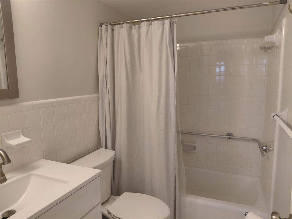 1951 Northeast 39th Street, Unit 127 Lighthouse Point, FL 33064 - Photo 18 of 36 MASTER BATH