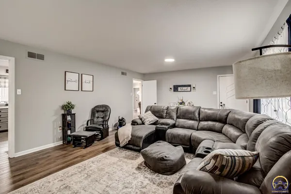 $595,000 | 900 Highway 68, Pomona, KS 66076