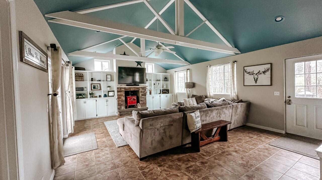 9375 Parmalee Road Middleville, MI 49333 - Photo 4 of 19 great room1