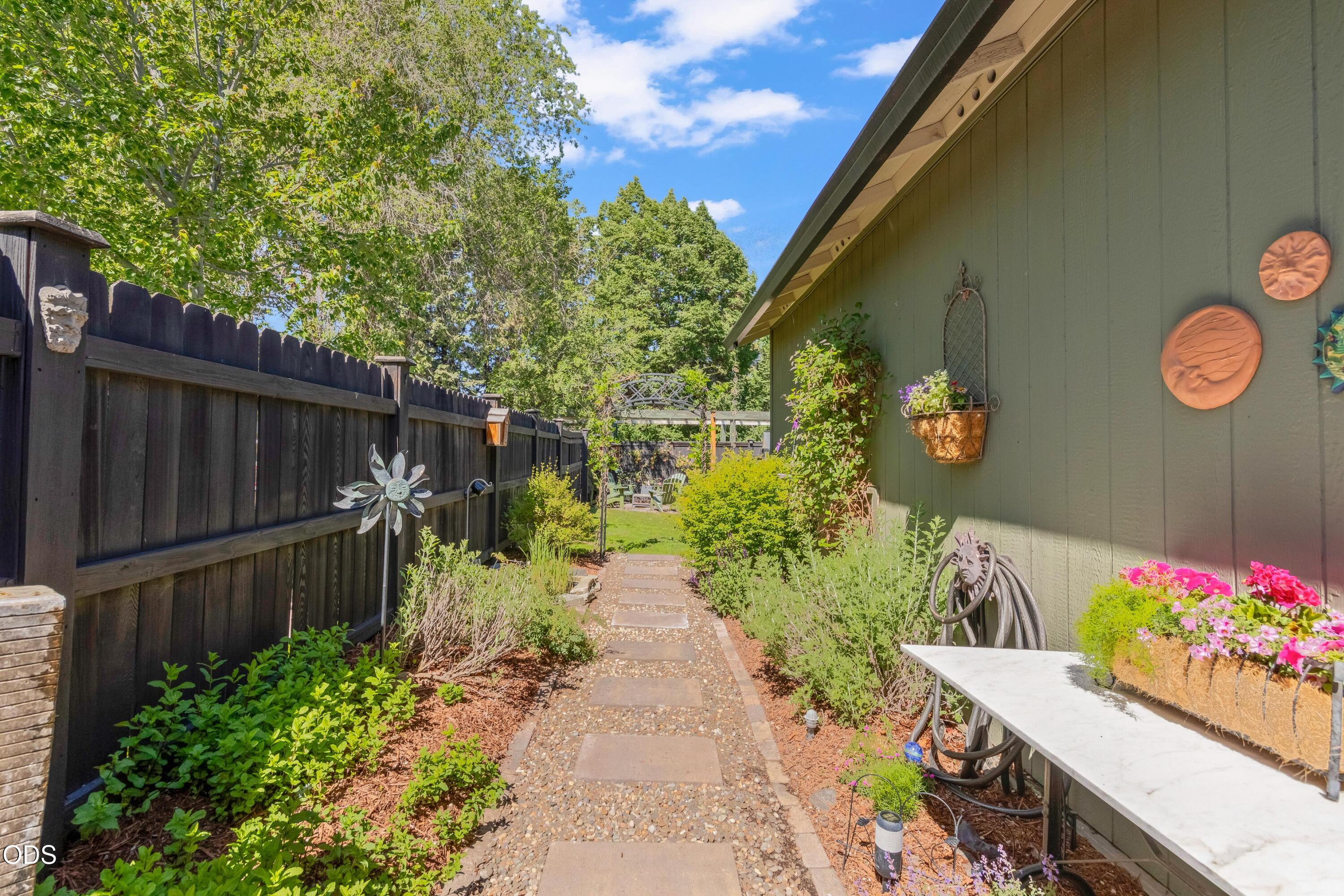 637 Northeast Mason Road Bend, OR 97701 - Photo 23 of 33