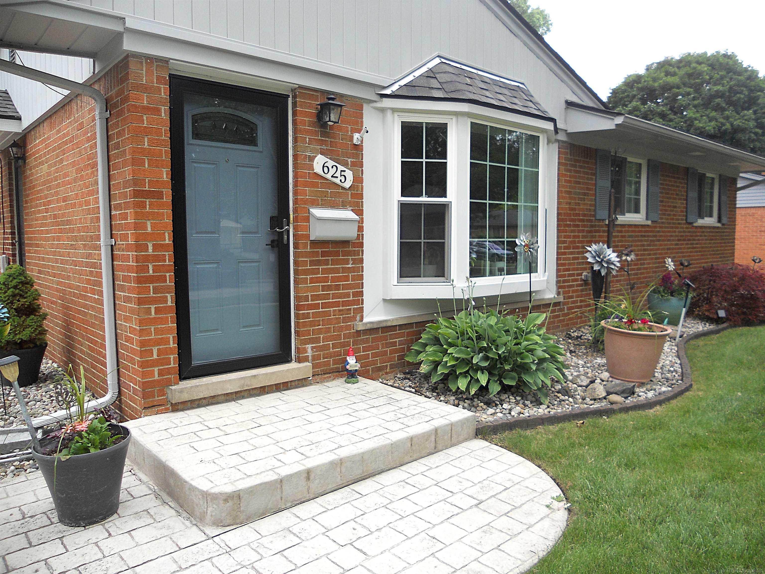 625 Rewold Drive Rochester, MI 48307 - Photo 2 of 69 50213110-e5772d72-9f1e-4627-86d0-f4305f188fd8.JPG