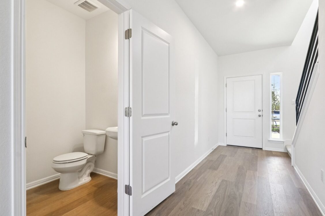 11224 Zip Cochise Way Manor, TX 78653 - Photo 14 of 40 a bathroom with a toilet and a hardwood