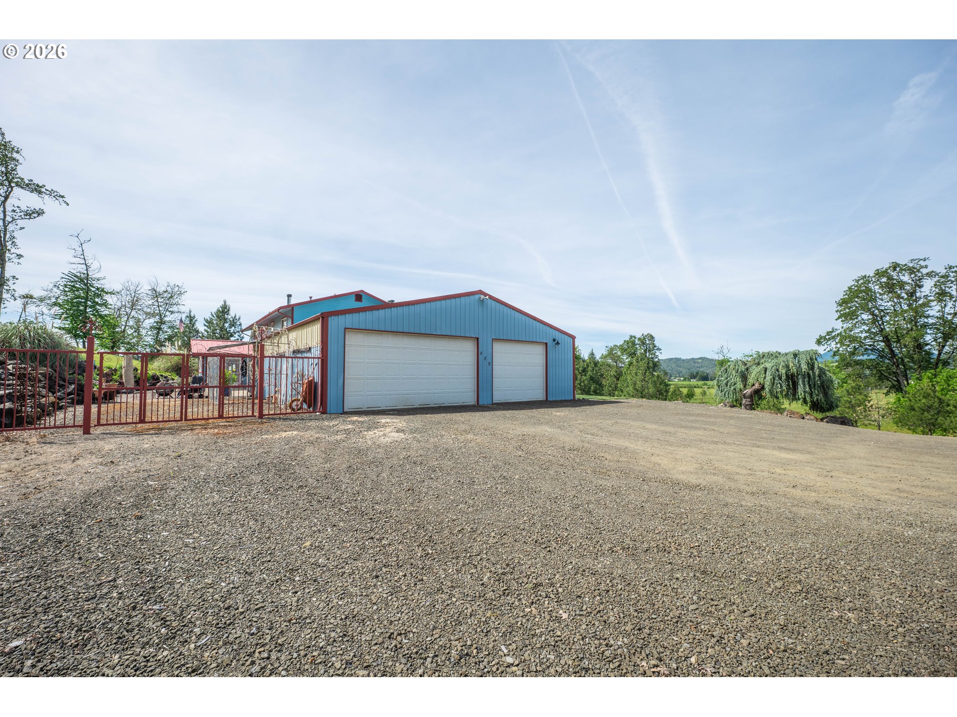 489 Fir Vista Road Sutherlin, OR 97479 - Photo 33 of 47 a view of a big room with wooden fence