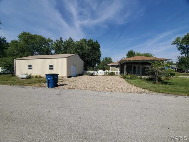 $187,000 | 406 South Cherry Street, Lewistown, MO 63452