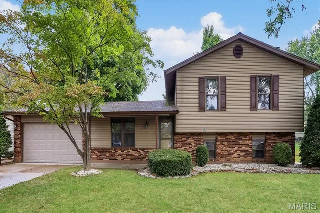 $2,025 | 110 El Perro Drive, St. Peters, MO 63376