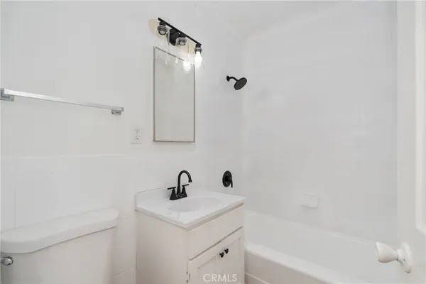 $1,950 | 242 1/2 East 84th Place, Los Angeles, CA 90003