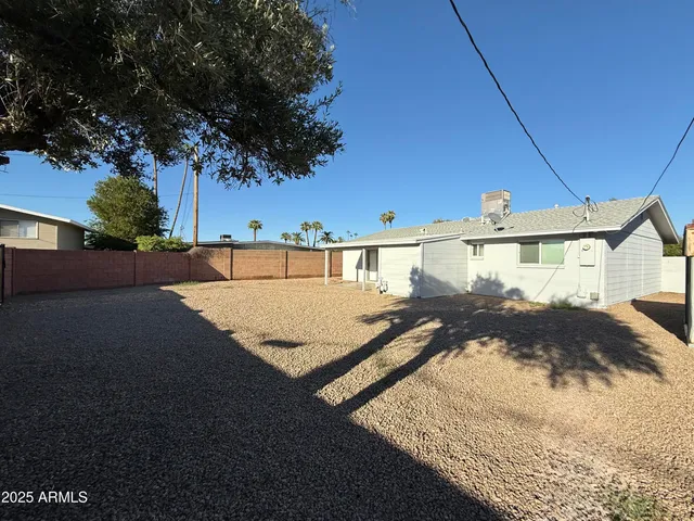 a view of a backyard