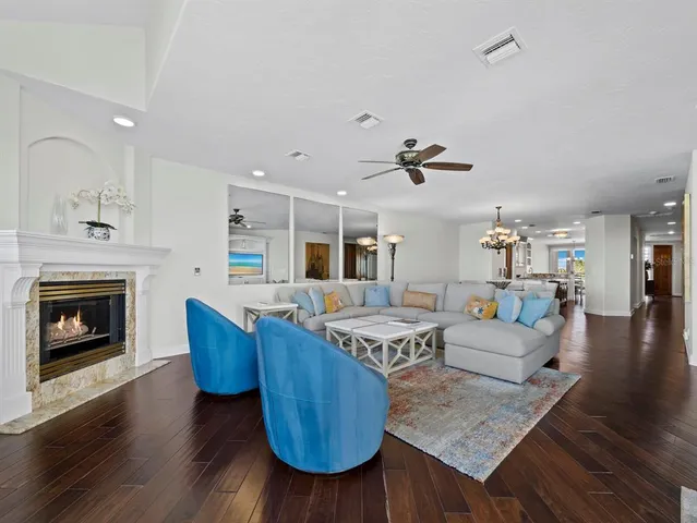 $2,000,000 | 340 Gulf Of Mexico Drive, Unit 124, Longboat Key, FL 34228