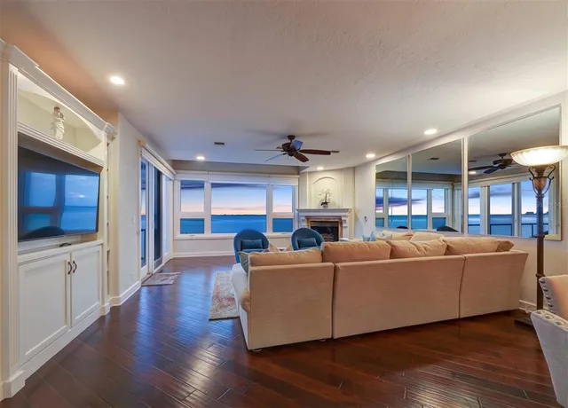 $2,000,000 | 340 Gulf Of Mexico Drive, Unit 124, Longboat Key, FL 34228