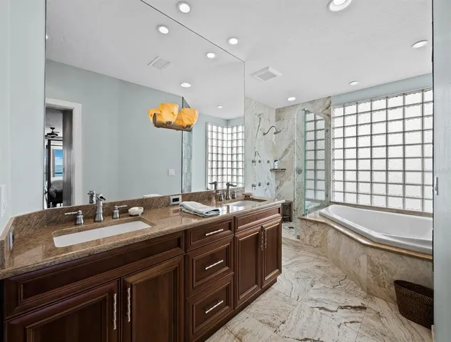 $2,000,000 | 340 Gulf Of Mexico Drive, Unit 124, Longboat Key, FL 34228