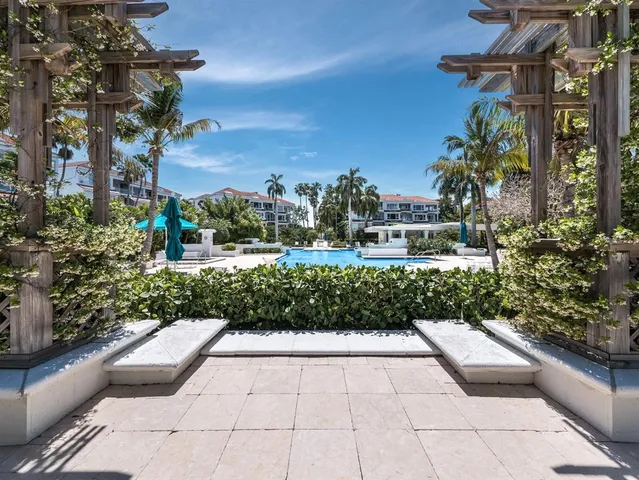 $2,000,000 | 340 Gulf Of Mexico Drive, Unit 124, Longboat Key, FL 34228