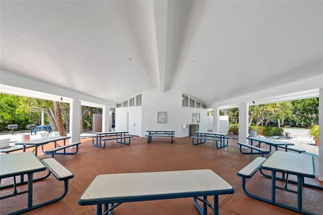 $2,000,000 | 340 Gulf Of Mexico Drive, Unit 124, Longboat Key, FL 34228