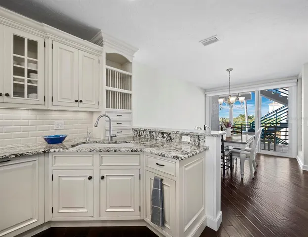 $2,000,000 | 340 Gulf Of Mexico Drive, Unit 124, Longboat Key, FL 34228