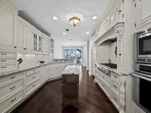 $2,000,000 | 340 Gulf Of Mexico Drive, Unit 124, Longboat Key, FL 34228