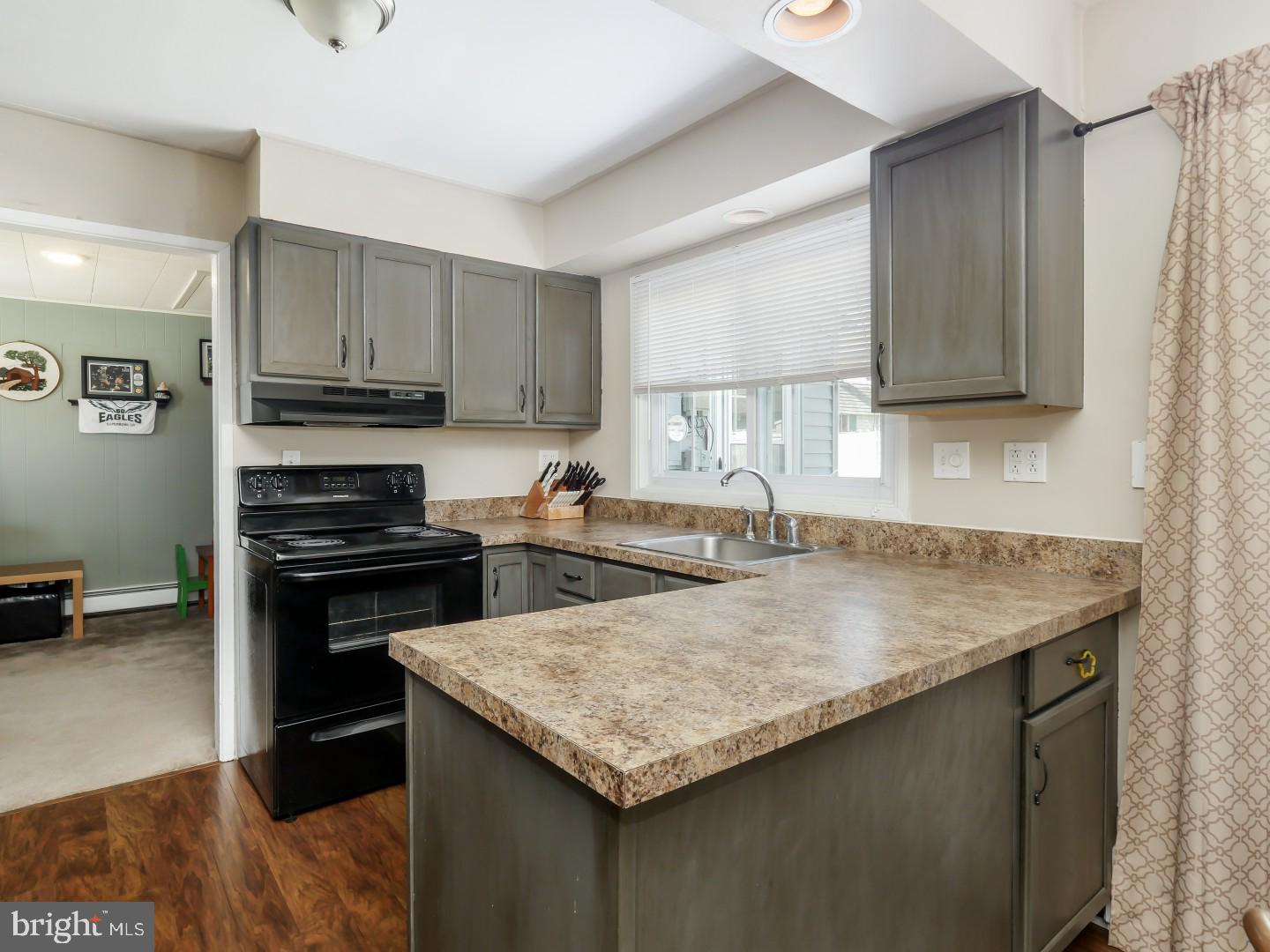 41 Turf Road Levittown, PA 19056 - Photo 8 of 30 Kitchen
