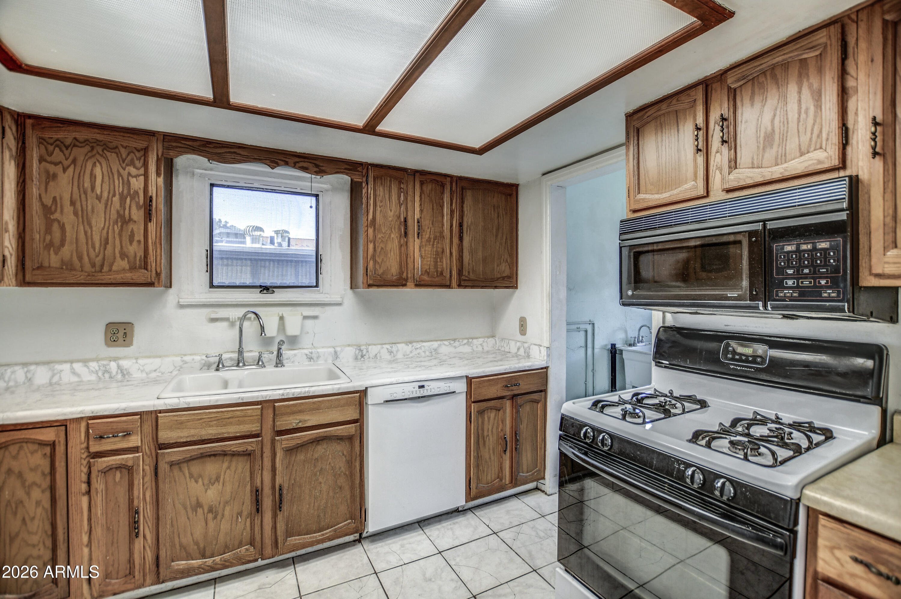 384 East Windsor Avenue Phoenix, AZ 85004 - Photo 25 of 42 a kitchen with a stove and a sink