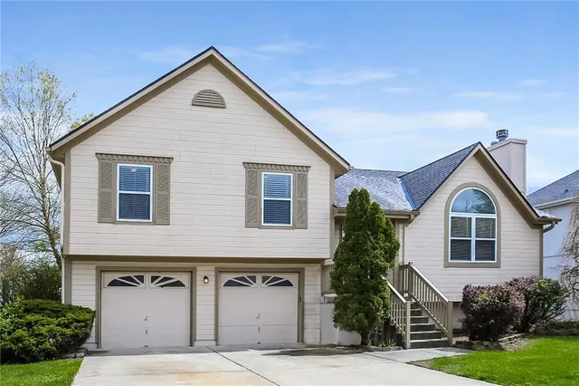 $2,280 | 1221 Rosehill Drive, Lee's Summit, MO 64081