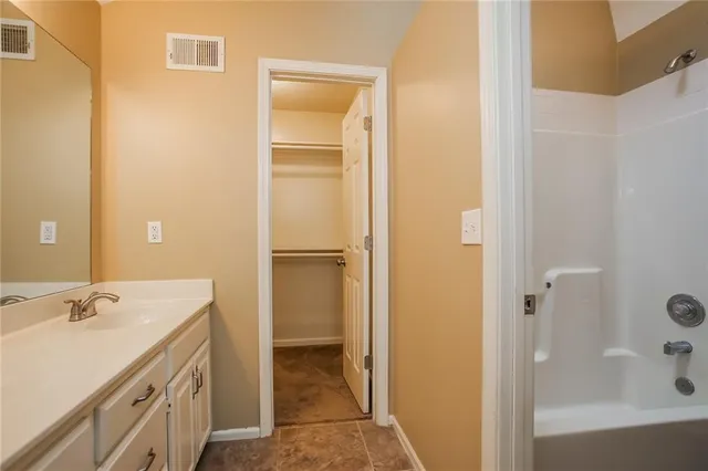 $2,280 | 1221 Rosehill Drive, Lee's Summit, MO 64081