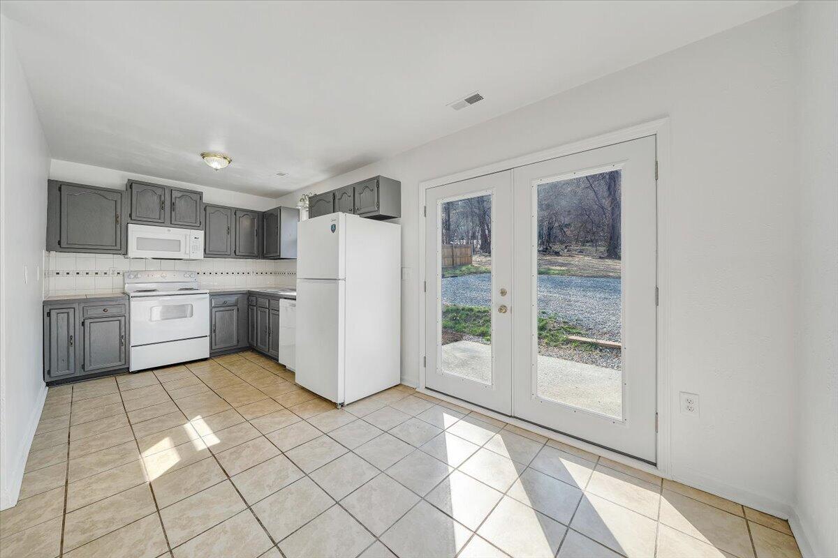 6023 Poor Mountain Road Salem, VA 24153 - Photo 7 of 22 Eat in Kitchen