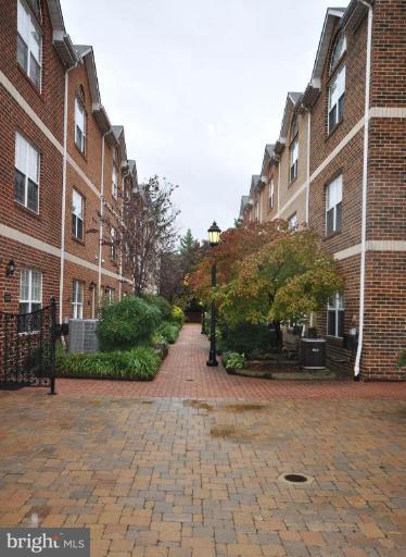 3052 South Glebe Road, Unit 3052 Arlington, VA 22206 - Photo 14 of 15 Arlington Ridge Terrace Brick Courtyard