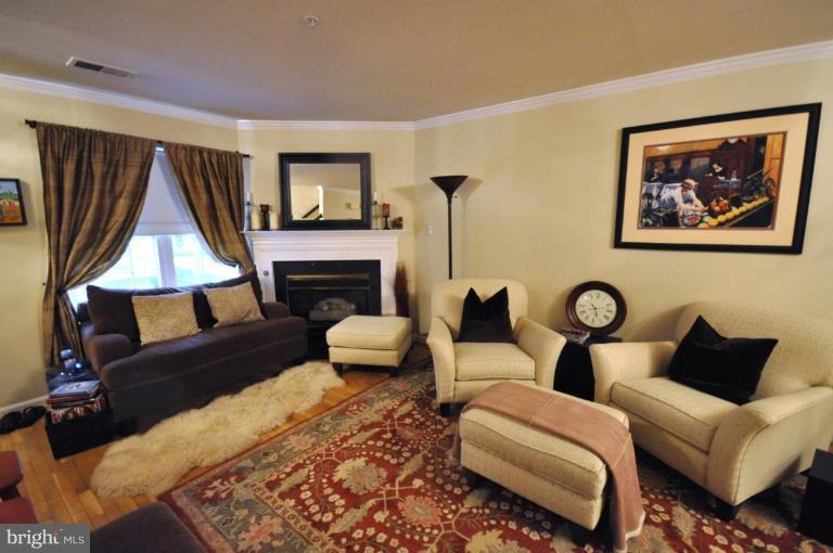3052 South Glebe Road, Unit 3052 Arlington, VA 22206 - Photo 4 of 15 Living Room #2