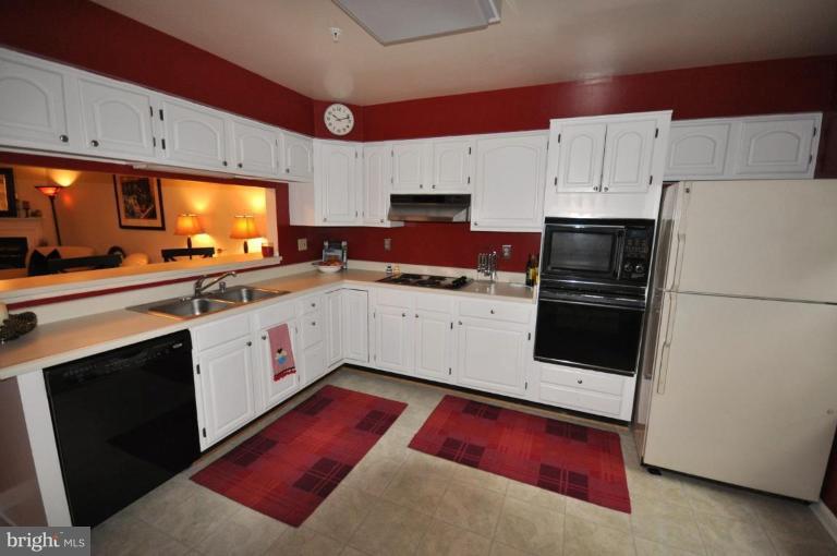 3052 South Glebe Road, Unit 3052 Arlington, VA 22206 - Photo 5 of 15 BIG open kitchen!