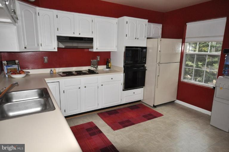 3052 South Glebe Road, Unit 3052 Arlington, VA 22206 - Photo 6 of 15 Large window for great daylight into kitchen space