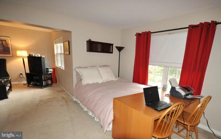 3052 South Glebe Road, Unit 3052 Arlington, VA 22206 - Photo 10 of 15 HUGE Bedroom with in suite Bathroom & sitting area