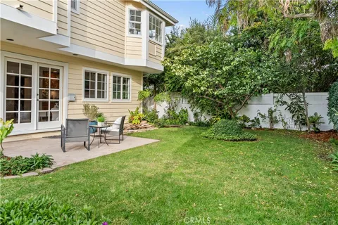 a view of yard with green space