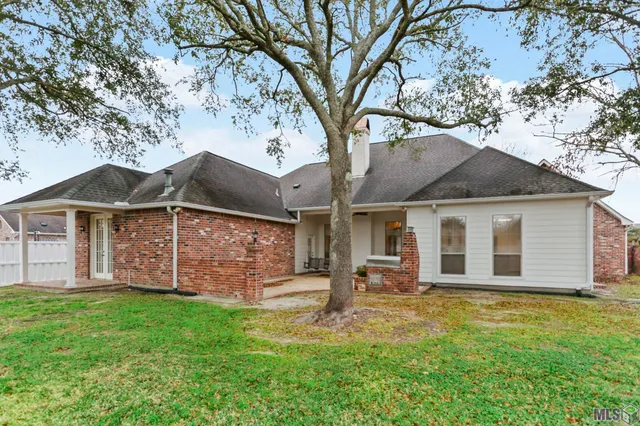 $449,900 | 37237 Lakeshore Avenue, Prairieville, LA 70769