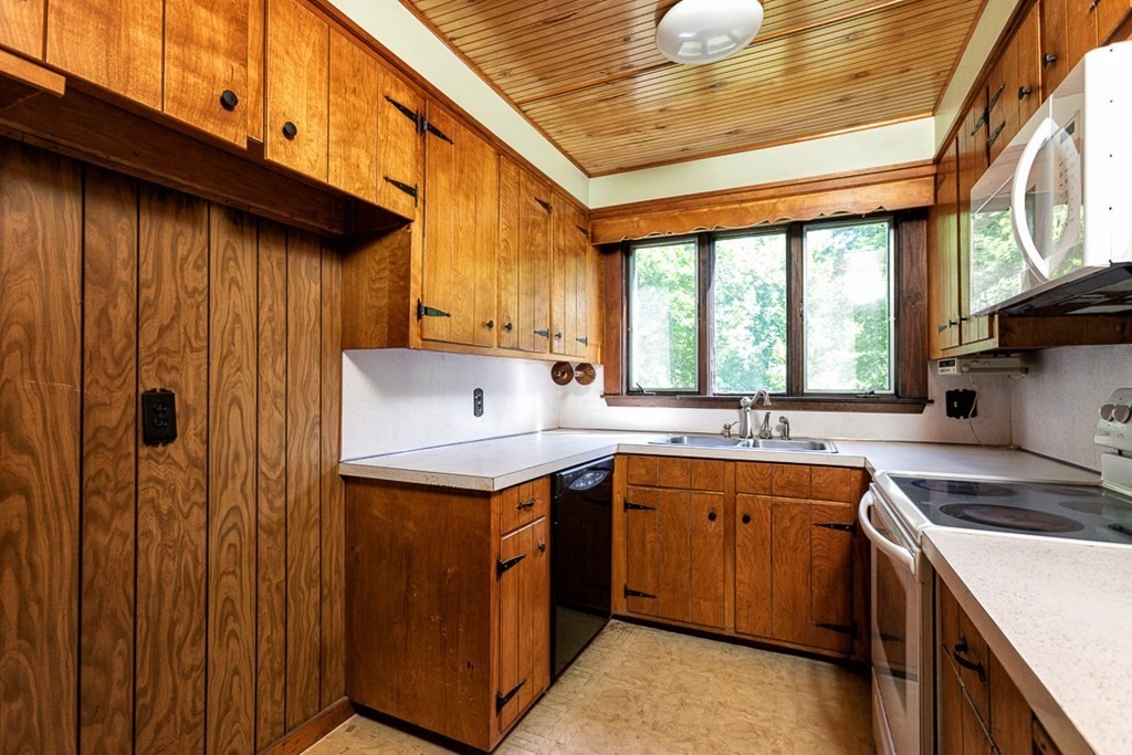 47 Green Street Danvers, MA 01923 - Photo 13 of 37