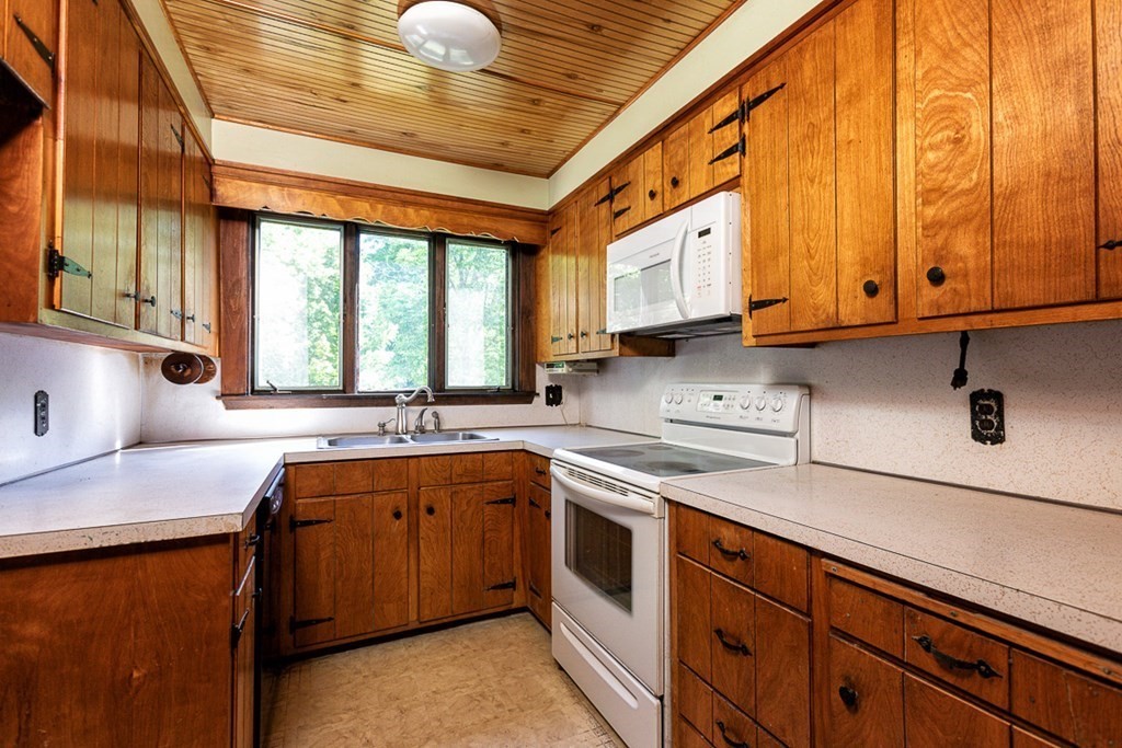 47 Green Street Danvers, MA 01923 - Photo 14 of 37