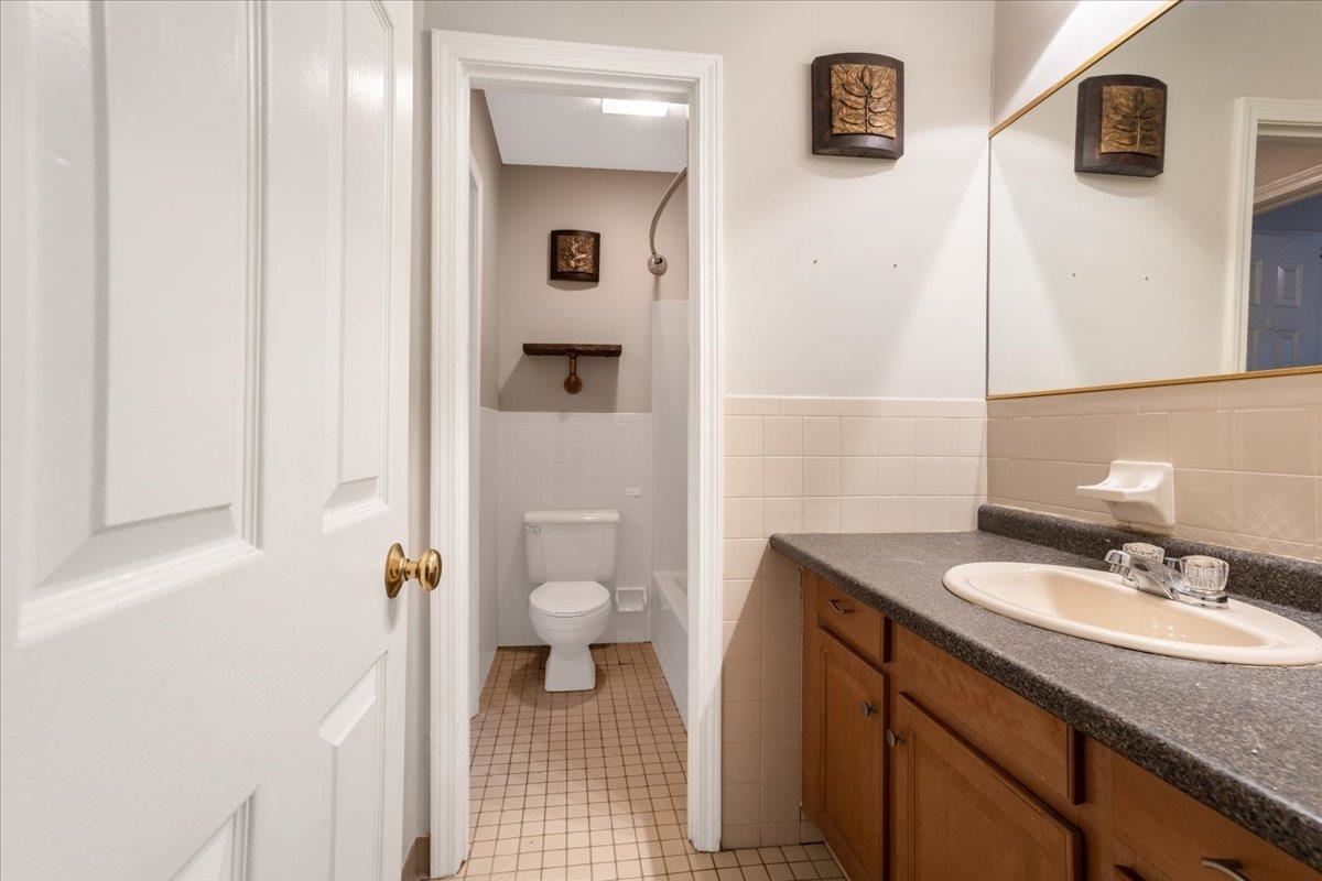 90 Golfview Drive Manchester, NH 03102 - Photo 21 of 34