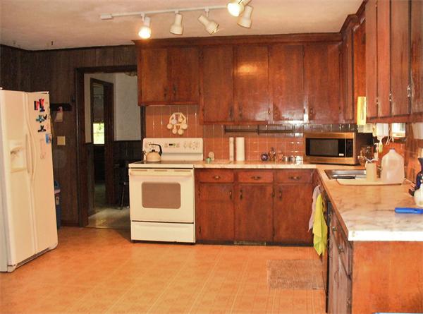 17 North Fitzwilliam Road Royalston, MA 01368 - Photo 3 of 12 a kitchen with a stove and a refrigerator