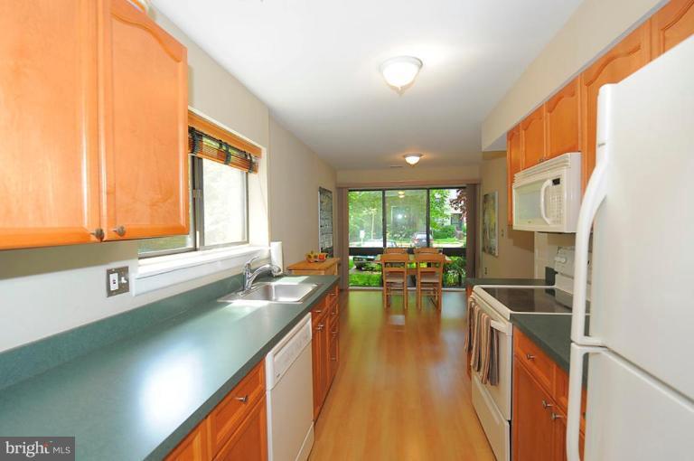 11608 Windbluff Court, Unit 7/007 Reston, VA 20191 - Photo 6 of 19 Kitchen
