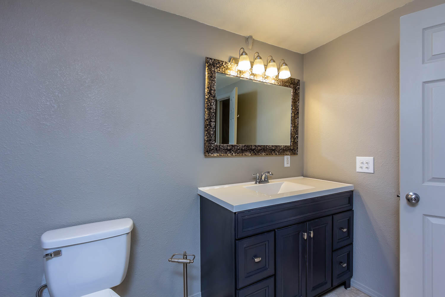 19151 Kiowa Road Bend, OR 97702 - Photo 10 of 32 Primary Bathroom