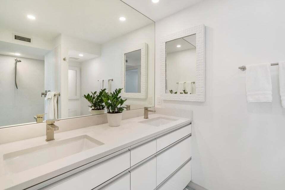 350 South Beach Road, Unit 305 Jupiter, FL 33469 - Photo 16 of 29 Island House Primary Suite Vanity and Mi